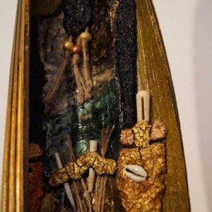 N° 197 ) COMPOSITION ( Peinture sur coque de palmier  de 120 cm hauteur sur pavé de 10 x 10 . Technique mixte . 2016.