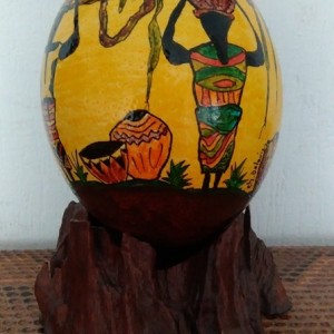 N° 76  ) OEUF D'AUTRUCHE SUR SOCLE .